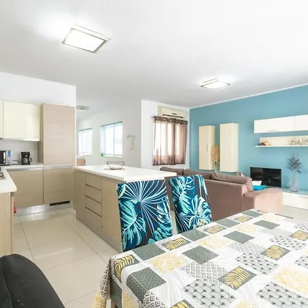 Amazing And Spacious W Side Sea View